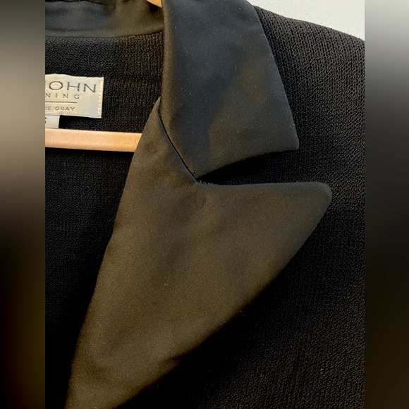 Vintage Tuxedo, St. John, size 6. Santana knit, Swarovski crystal buttons. - Picture 4 of 8